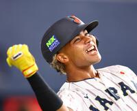 　１回、先制ソロを放ち「熱男」を披露する水谷（撮影・山口登）