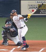 　１回、先制ソロを放つ水谷（撮影・飯室逸平）