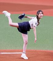 　始球式を務める黒見明香（撮影・立川洋一郎）