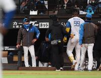 　８回、死球を受け、ベンチに戻るレイエス（９９）を心配そうに見つめる新庄監督（左）＝撮影・中島達哉