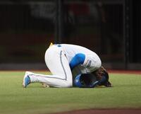 　８回、死球を受け、苦悶の表情を浮かべるレイエス（撮影・中島達哉）