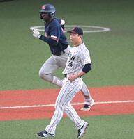 　４回、グレゴリアスを打ちとる塹江（撮影・飯室逸平）