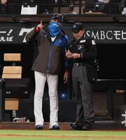 　４回終了後、選手交代を告げる新庄監督（左）＝撮影・中島達哉