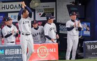 　６回、高部の２点打に喜ぶ井端監督（右端）ら日本ベンチ