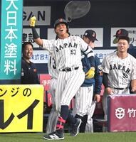 　１回、先制ソロを放ち、熱男ポーズを決める水谷（撮影・飯室逸平）