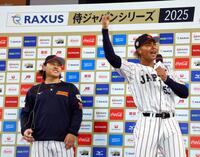 　お立ち台で笑顔を見せる宮城（左）と水谷（撮影・山口登）