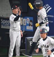 　１回、水谷瞬を迎える井端監督（撮影・飯室逸平）