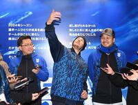 　取材に応じたバウアー（撮影・佐々木彰尚）