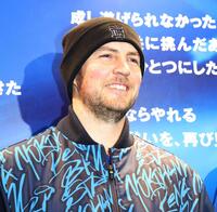 　１軍に合流し、報道陣の質問に答えるバウアー