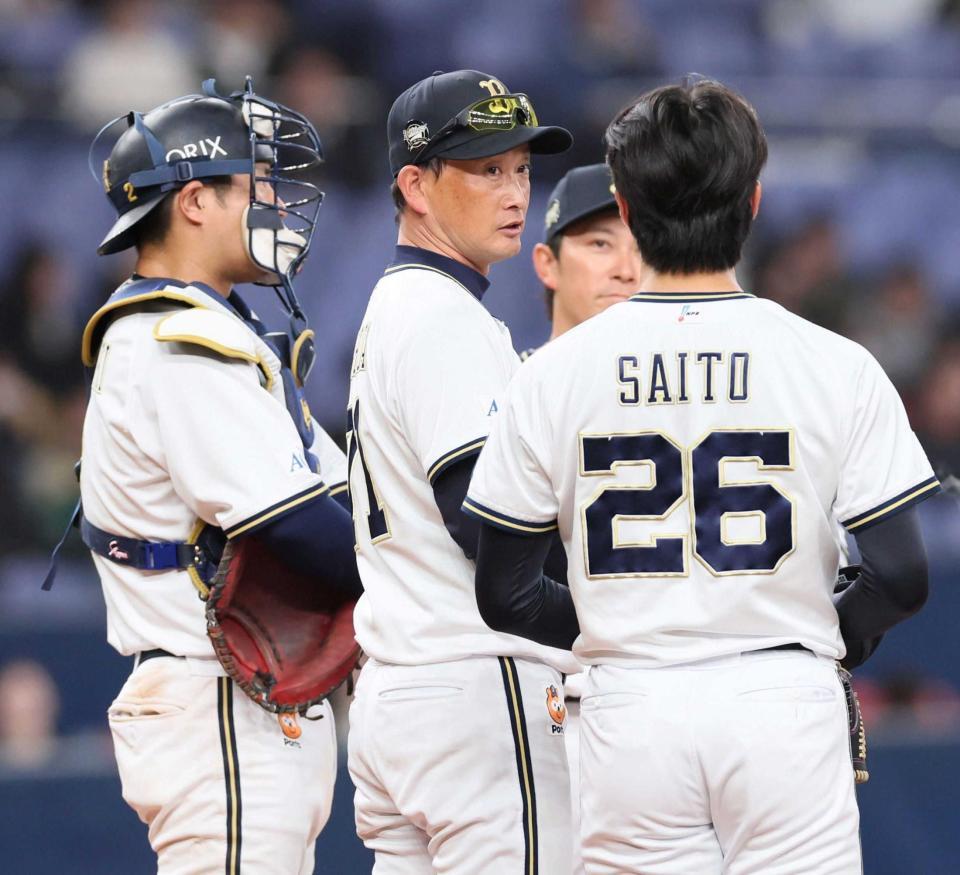　６回、斎藤（右）に降板を告げる岸田監督（撮影・石井剣太郎）