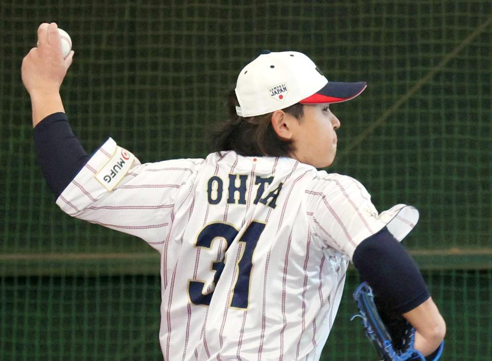 　太田のユニホームを着てブルペンで投げ込む宮城（撮影・立川洋一郎）