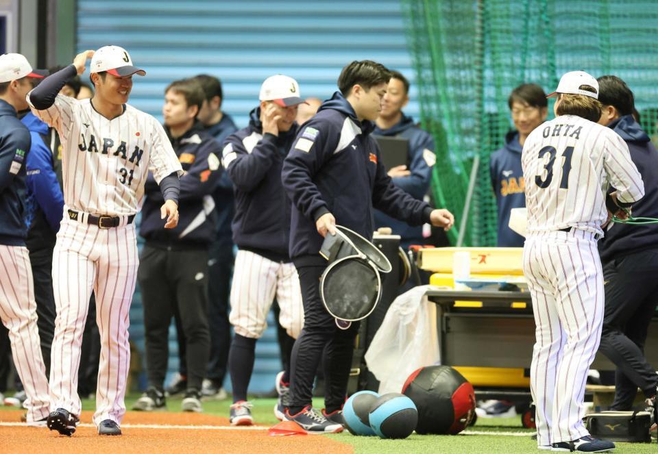 　ユニホームを貸した宮城（右）を見て笑う太田（左）