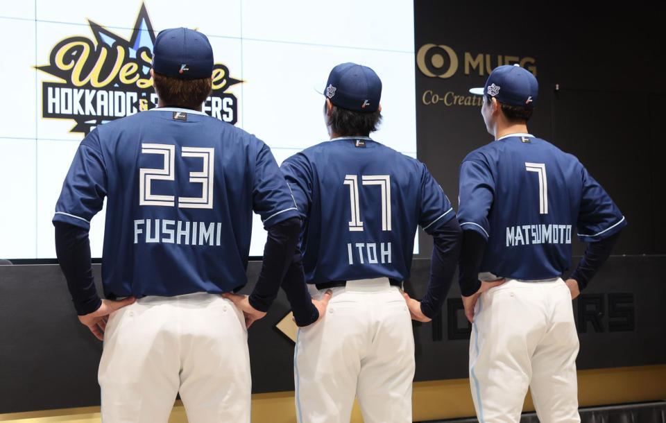　限定ユニホームを着用し、背番号を披露する（左から）伏見、伊藤、松本剛（撮影・中島達哉）