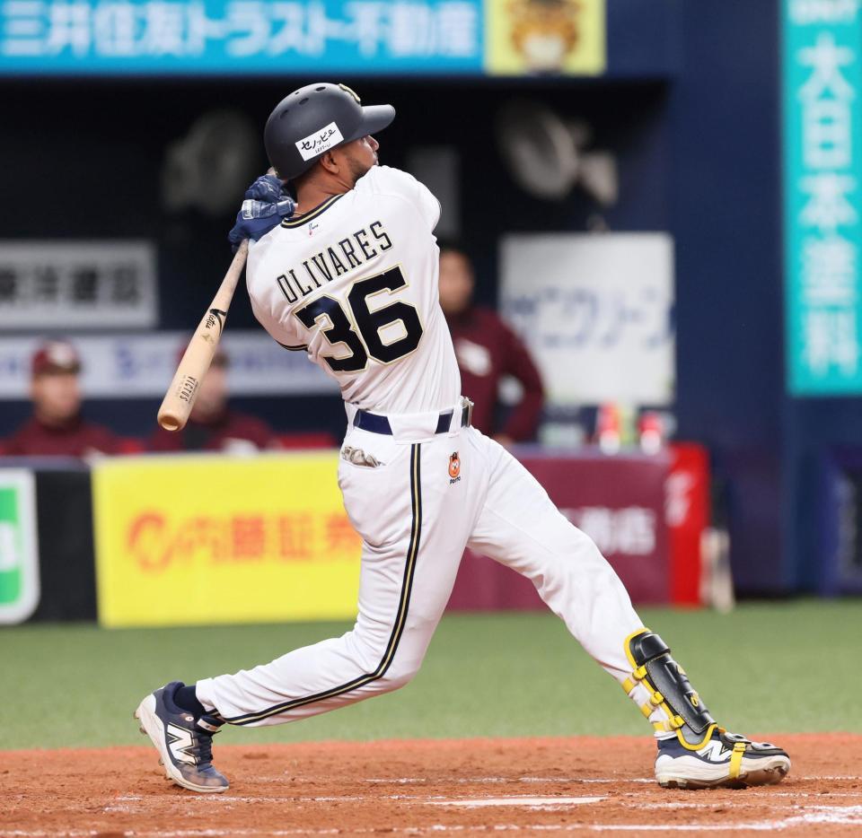 　４回、勝ち越し犠飛を放つオリバレス（撮影・石井剣太郎）
