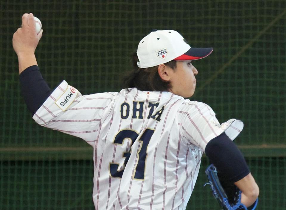 　太田のユニホームを着てブルペンで投げ込む宮城＝４日