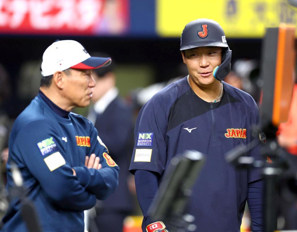 　井端監督（左）と言葉を交わす大山（撮影・山口登）