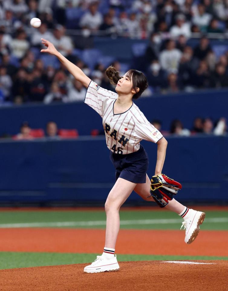 　始球式を務める乃木坂４６黒見明香（撮影・山口登）