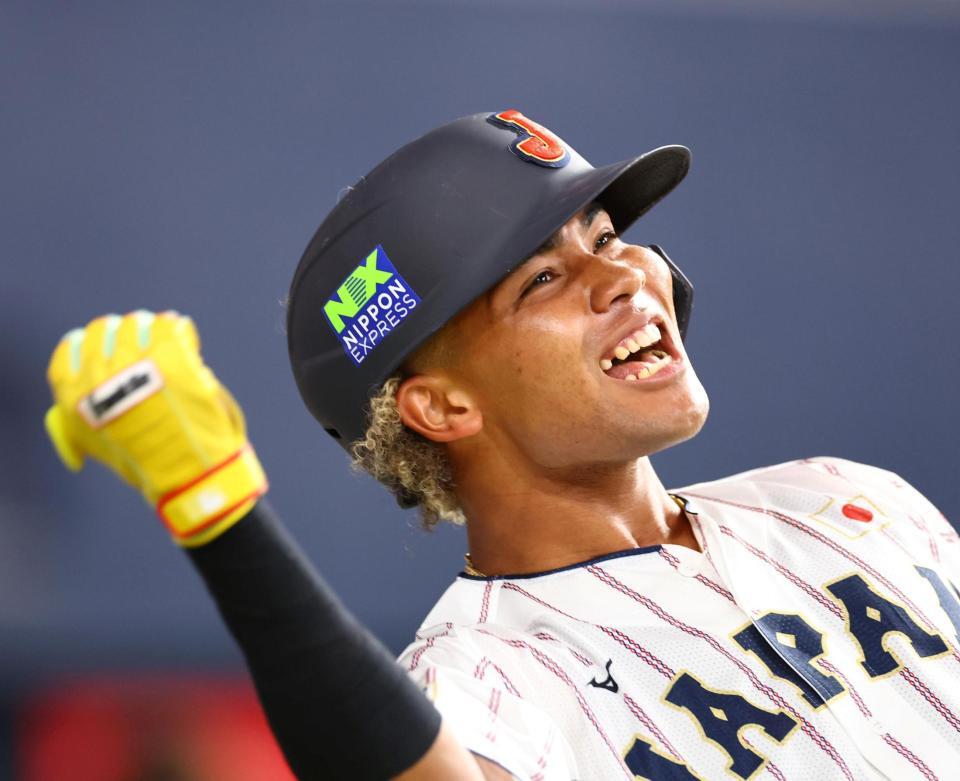 　１回、先制ソロを放ち「熱男」を披露する水谷（撮影・山口登）