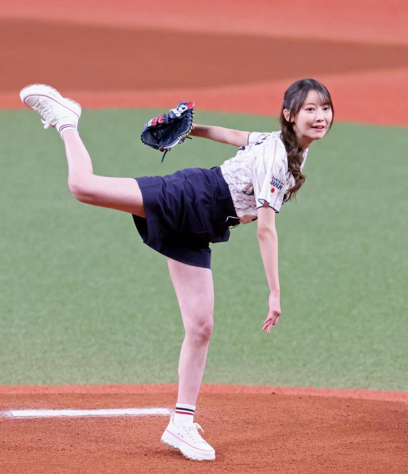 　始球式を務める黒見明香（撮影・立川洋一郎）