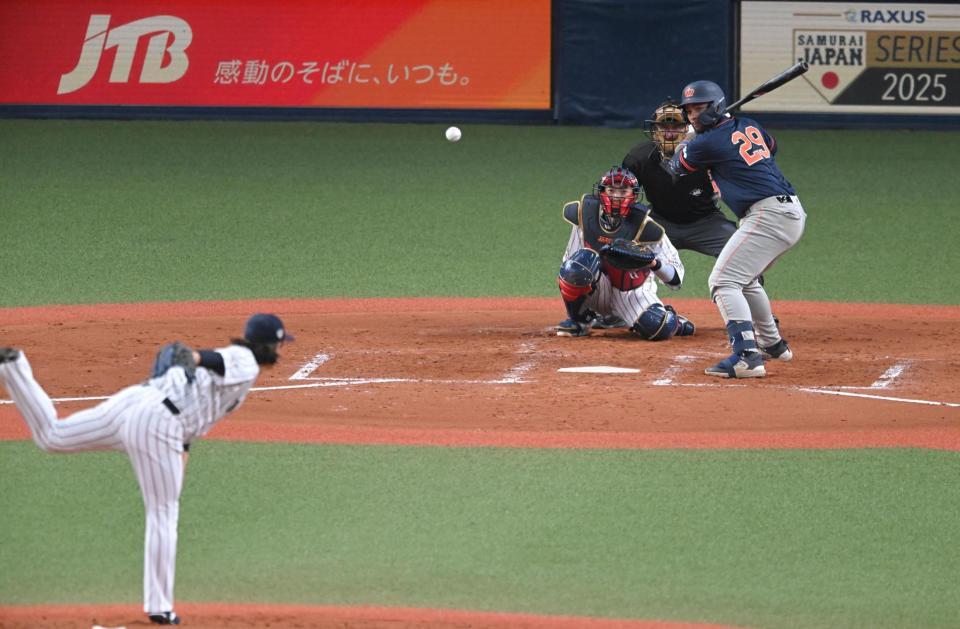 ３回、オランダ・ファンボルキュロにスローボールを投じるオリックス・宮城大弥＝京セラドーム（撮影・飯室逸平）