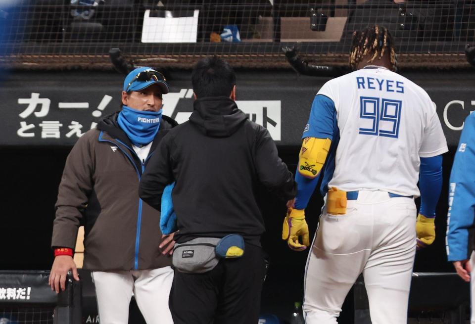 　８回、死球を受け、ベンチに戻るレイエス（９９）を心配そうな面持ちで迎える新庄監督（左）＝撮影・中島達哉