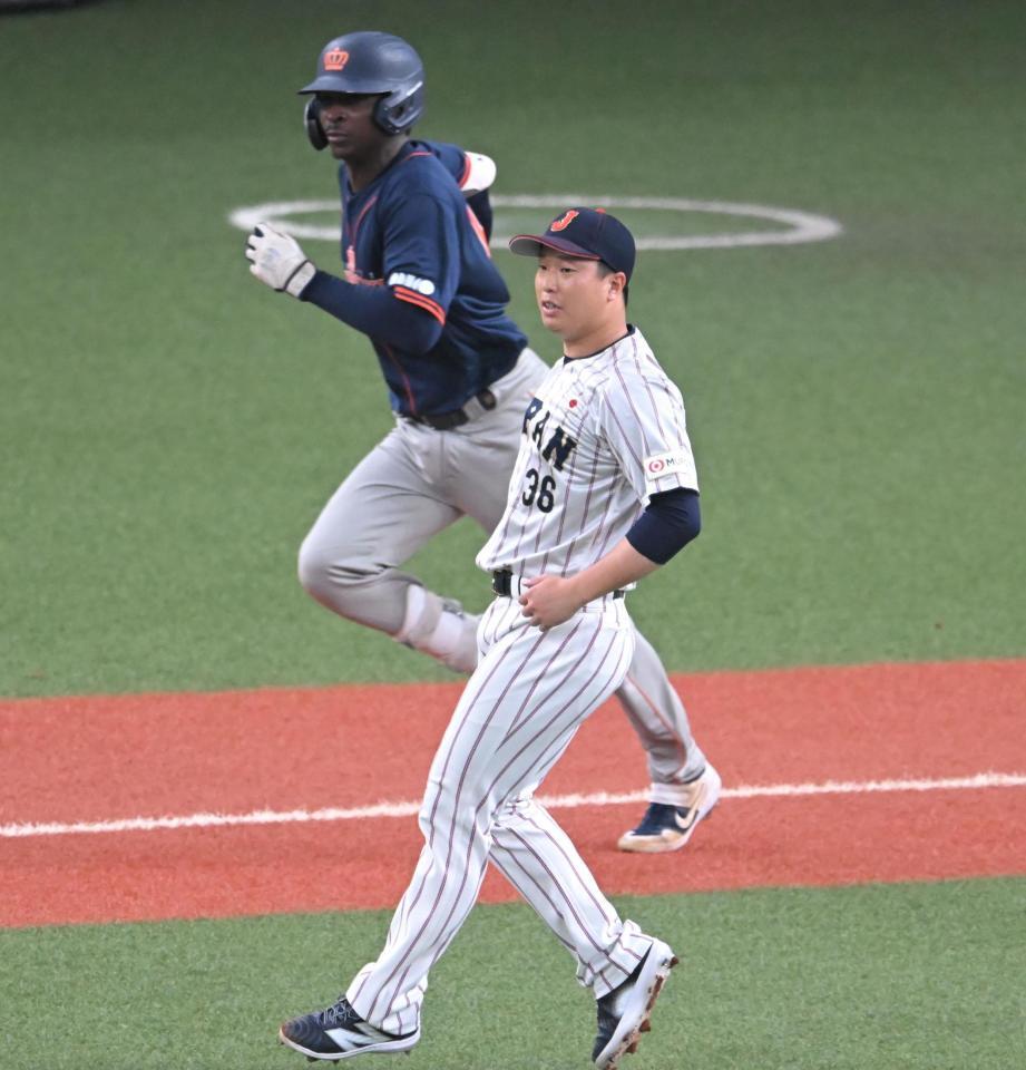 　４回、グレゴリアスを打ちとる塹江（撮影・飯室逸平）