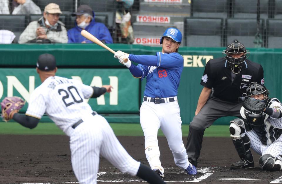 　１回、ライトへ先制ソロを放つ板山（撮影・中田匡峻）