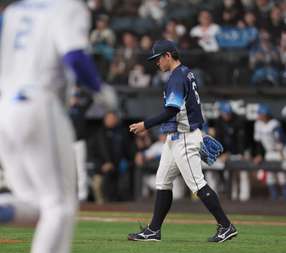 　４回、マルティネス（左）に逆転３ランを浴びる隅田（撮影・中島達哉）