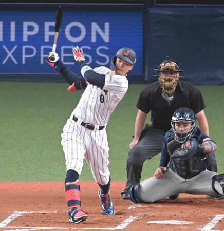 　１回、右前打を放つ佐藤輝（撮影・飯室逸平）