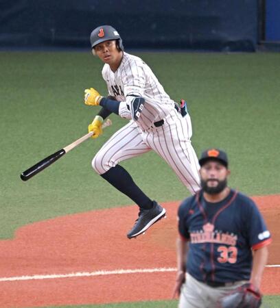 　１回、先制ソロを放つ水谷