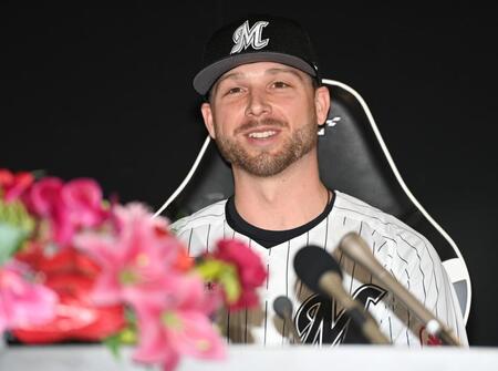 　入団会見で笑顔を見せる新外国人ボス（撮影・開出牧）