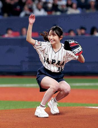 　始球式を務める乃木坂４６黒見明香（５日）