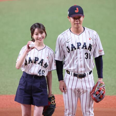 　始球式を務め、太田（右）と記念写真を撮る黒見明香（撮影・立川洋一郎）