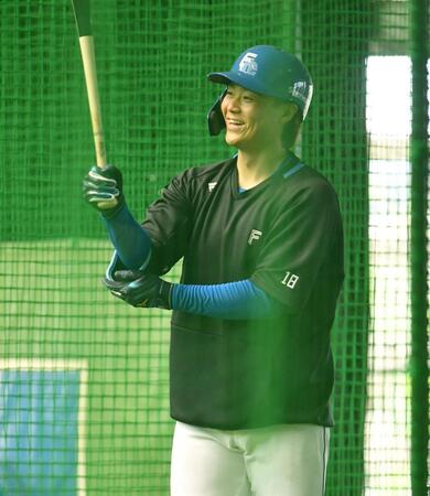 　室内で打撃練習を行い笑顔を見せる山崎＝２月９日