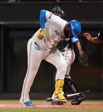 　８回、死球を受け、苦悶の表情を浮かべるレイエス＝３月５日