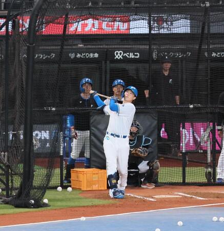 　試合前、フリー打撃をする山崎（撮影・中島達哉）