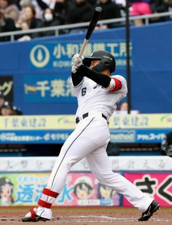 　１回、ロッテ・西川が右翼線二塁打を放つ＝ＺＯＺＯマリン