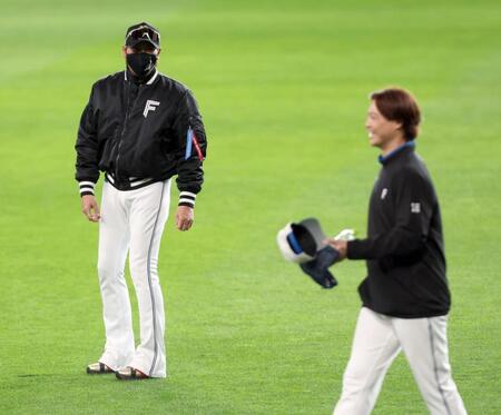 　試合前、山崎（右）に声を掛ける新庄監督（撮影・中島達哉）