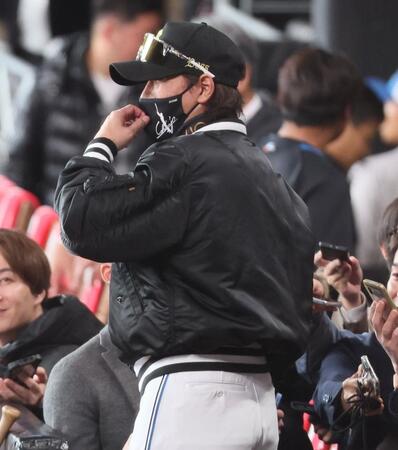 　練習後、報道陣から囲み取材を受ける新庄監督（撮影・中島達哉）