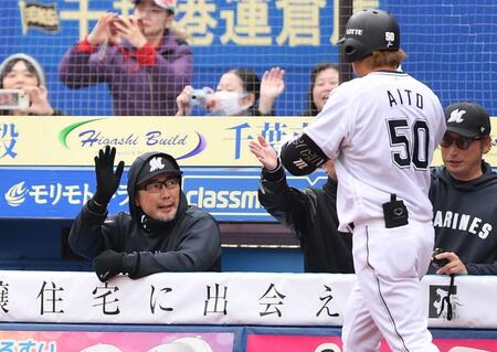 　６回、左越えソロを放った愛斗（右手前）を迎える吉井監督（撮影・開出牧）