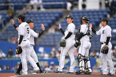 　本拠地で広島に完封勝ちしタッチを交わす横山（右から３人目）らロッテナイン（撮影・開出牧）