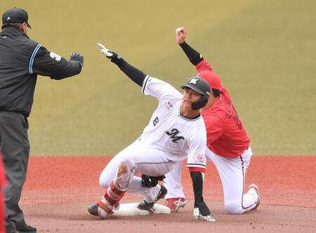 　１回、右越え二塁打を放ち滑り込む西川（手前）＝撮影・開出牧