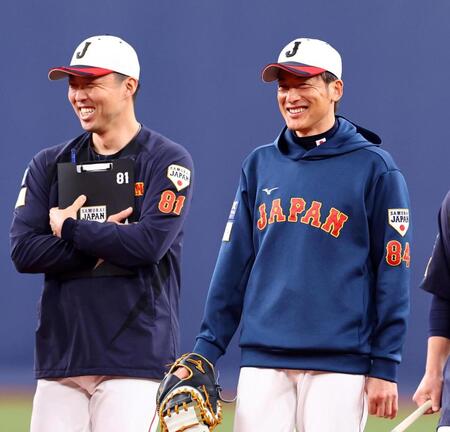 　練習を終え引き揚げる能見コーチ。左は吉見コーチ（撮影・山口登）