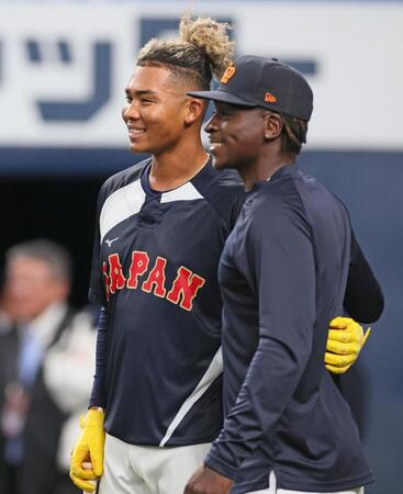 　オランダ代表・グレゴリアス（右）と記念撮影する水谷（撮影・立川洋一郎）