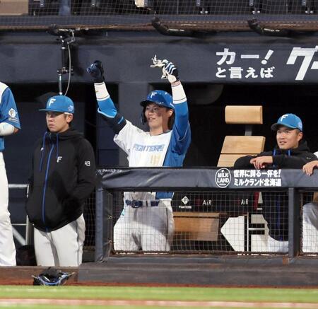 　スタメン紹介の時にガッツポーズをする山崎（中央）＝撮影・中島達哉