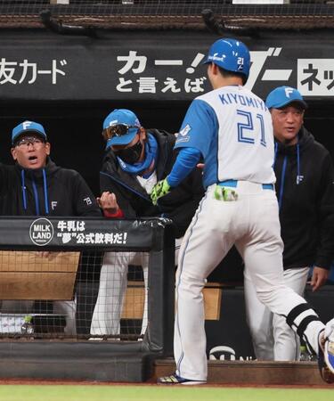 　３回、ソロを放った清宮幸（２１）をベンチで迎える新庄監督（中央）＝撮影・中島達哉