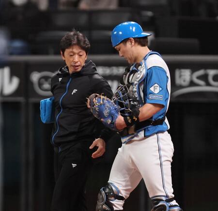 　５回、松浦の投球が右手に直撃した伏見（右）＝撮影・中島達哉