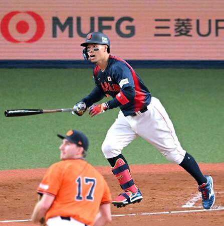 　５回、佐藤輝の一打がエラーを誘い、先制点を奪う（撮影・飯室逸平）