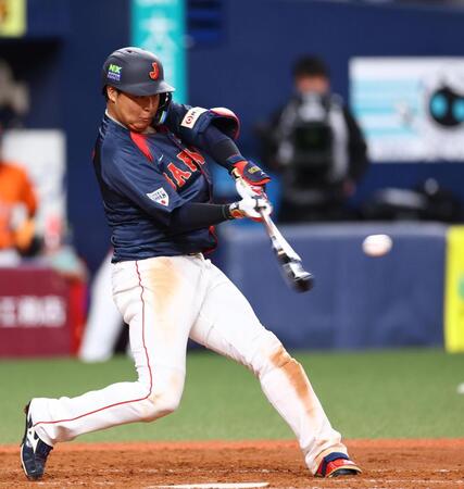 　５回、左越えにソロを放つ大山（撮影・山口登）