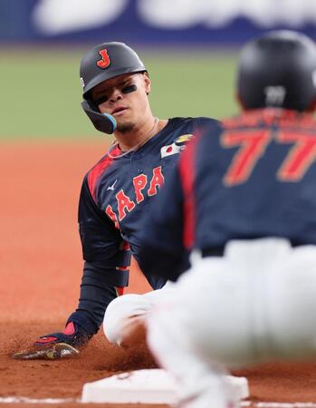 　５回、先制の右犠飛を放ち、相手エラーの間に三塁へ滑り込む佐藤輝（撮影・立川洋一郎